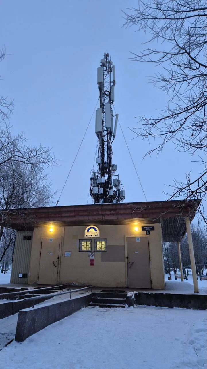 Камрад сделал очень киберпанковую фотку общественного питерского 5G-туалета.