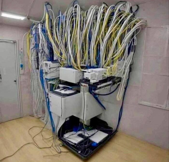 - Начальник, в нашей серверной живёт дух прошлого сисадмина!